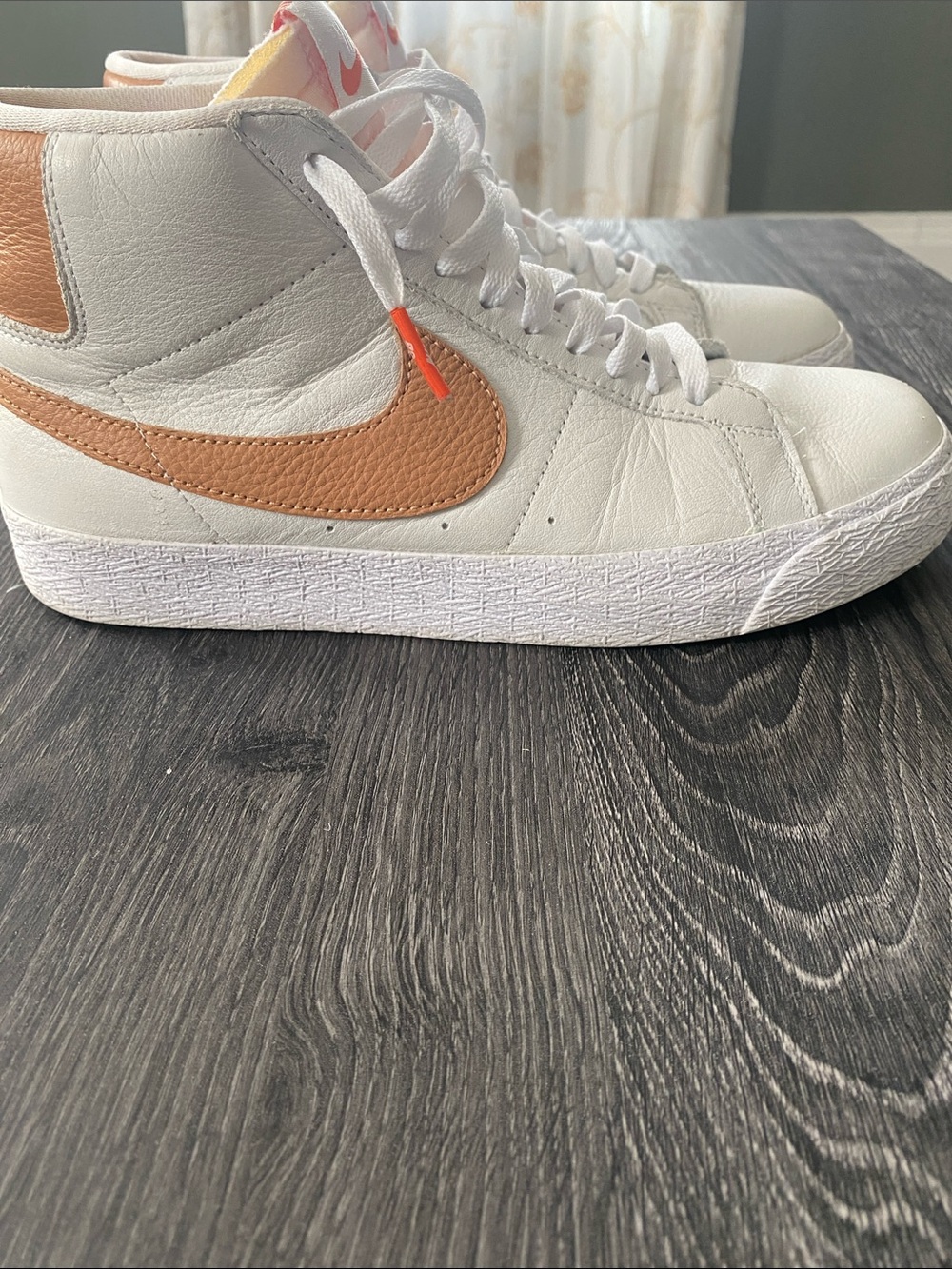 Nike Mens Mid-Top Sneakers. (Or Women) - Picture 2 of 16